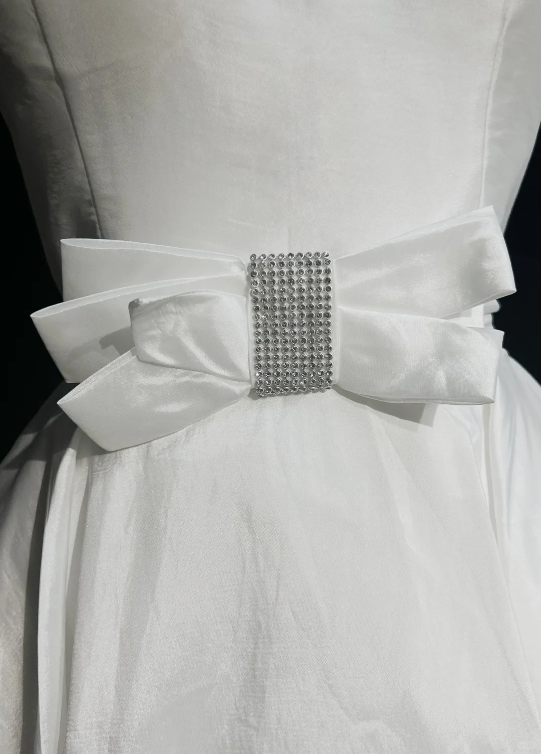 White sleeveless satin waist slim mid-length skirt homecoming dress R4926