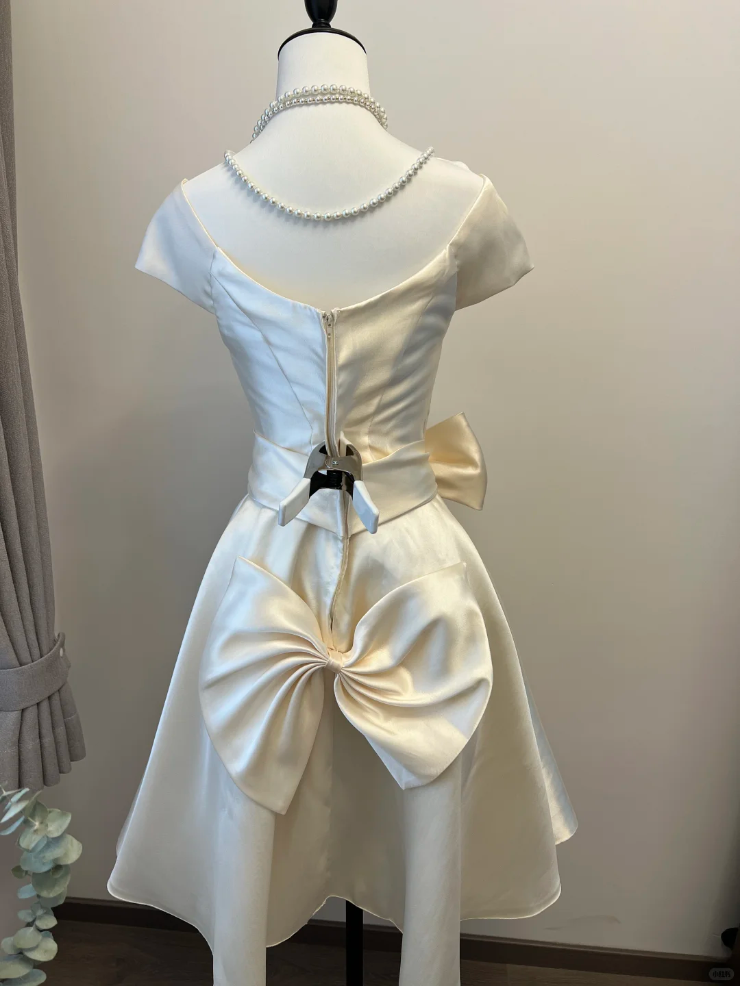 White short sleeve elegant neckline satin waist slim fit short skirt homecoming dress R4168