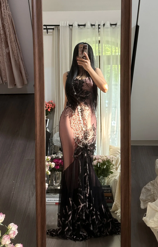 Light-colored lining, black camisole, fitted waist, sexy black stockings, long ball gown R7785