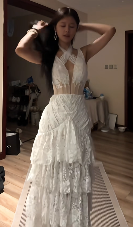 White halter neck, fitted waist, and elegant tiered skirt ball gown R8077