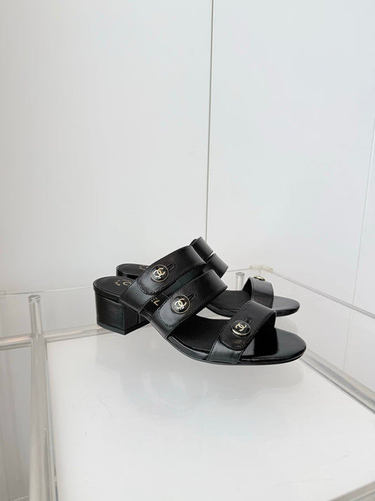Chanel 26 Turnlock 40 Black Sandal Mule in Lambskin 597396