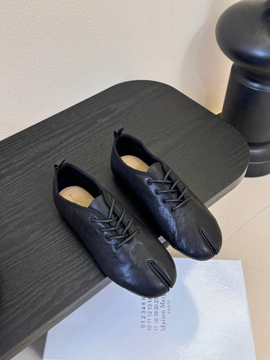 Maison Margiela 2025 Split-Toe Lace-up Shoes Black Cowhide 580420
