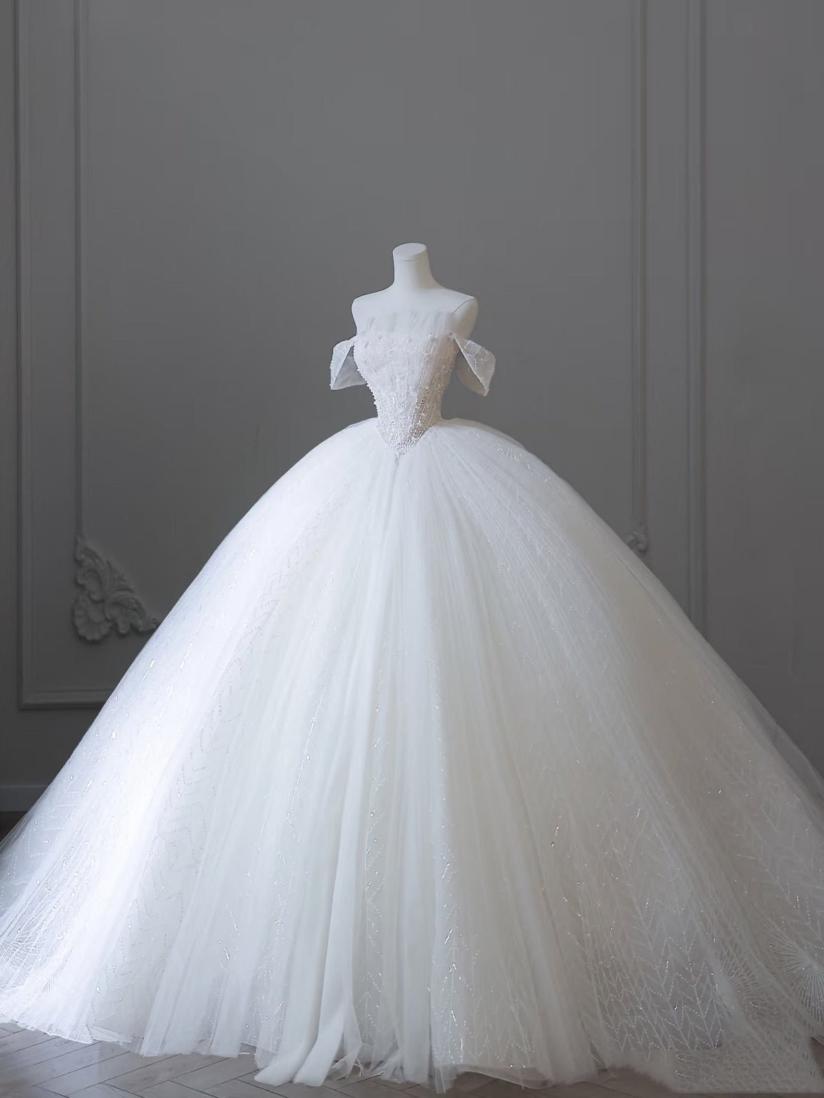 Unique Ball Gown Strapless Tulle White Long Off The Shoulder Wedding Dresses Brides Dress
