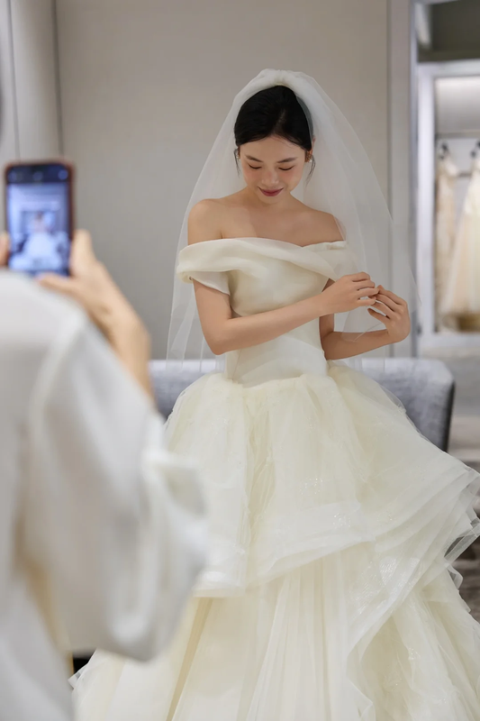 Pretty Ball Gown Off The Shoulder Tulle With Veil Long Wedding Dresses C4015