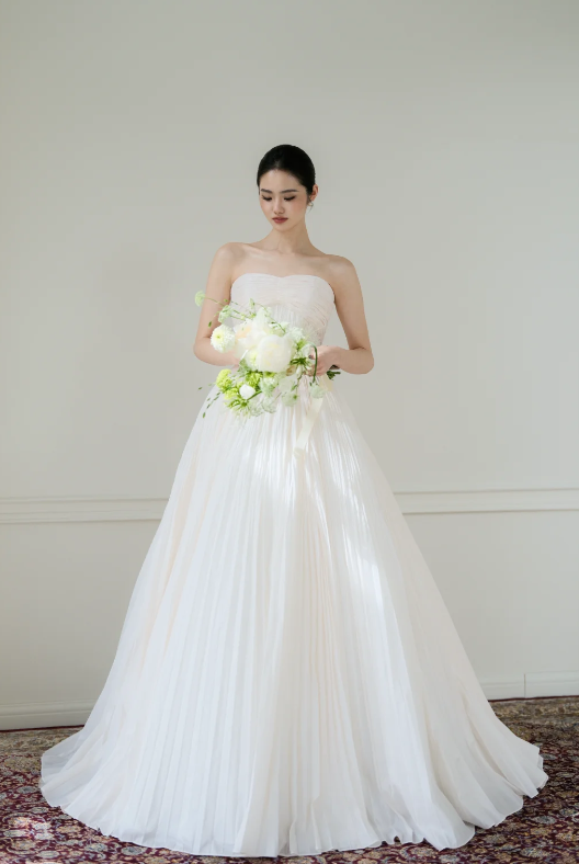 Elegant Strapless A-Line Long Wedding Dress Tulle Sleeveless Bridal Dress White Bridal Gown DP05653