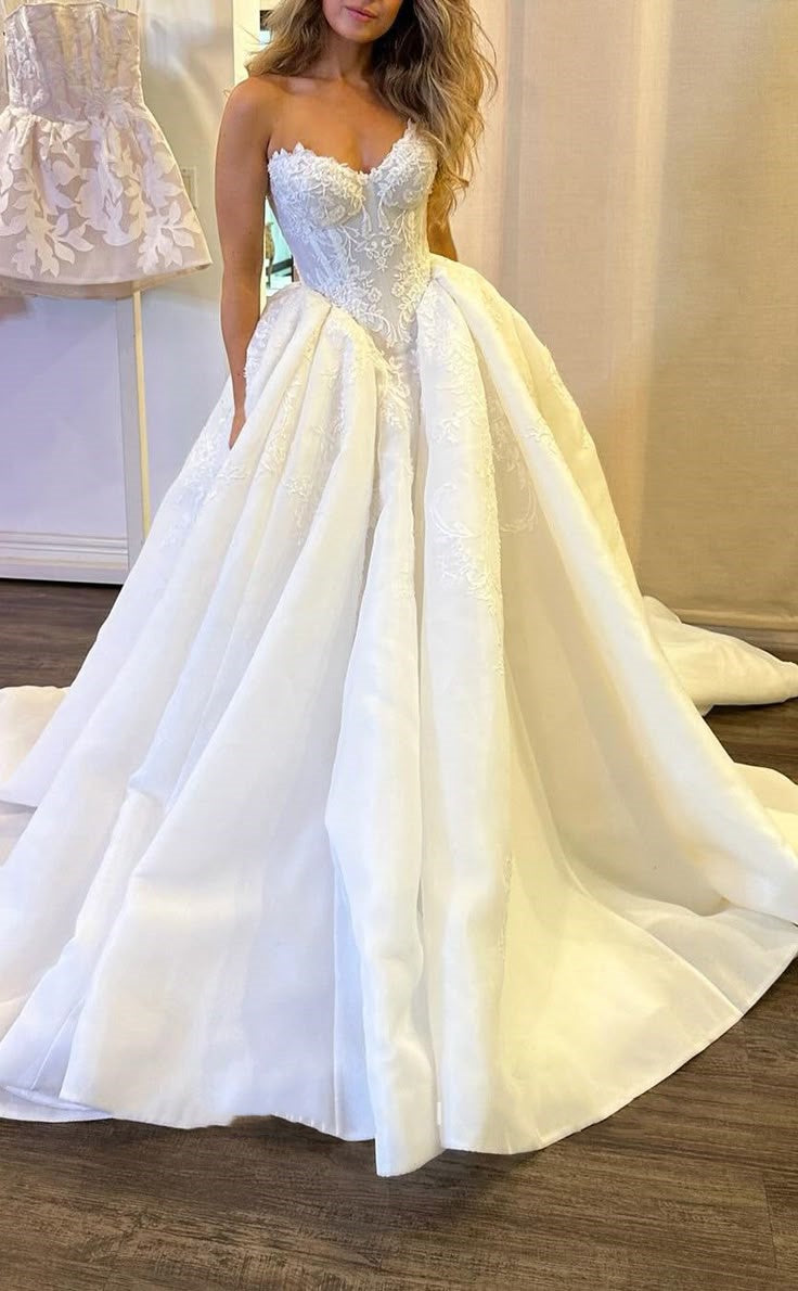 Classic Bridal Gown Ball Gown Sweetheart Lace White Wedding Dresses Minimalist Bridal Gowns DP1683