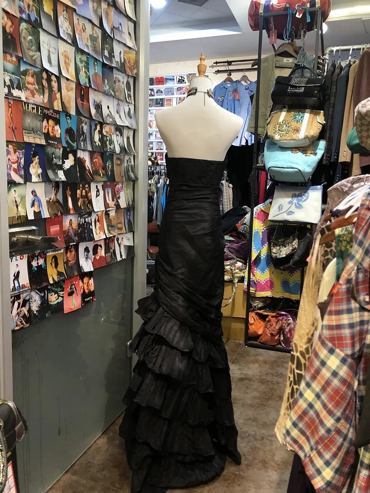 Black Vintage Strapless Satin Pleated Layered Mermaid Long Prom Dress Evening Dress SP404