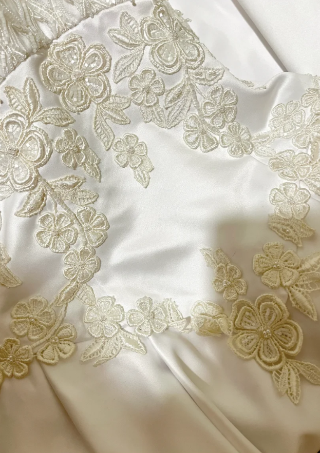 Elegant Spaghetti Straps White Satin Lace Appliques Evening Dress Long Wedding Guest Dress D2138