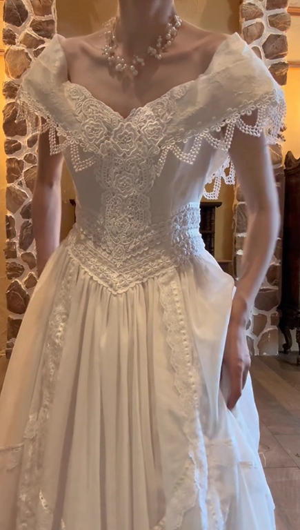 Retro Wedding Dress Off Shoulder Pleated Wedding Dress D3592