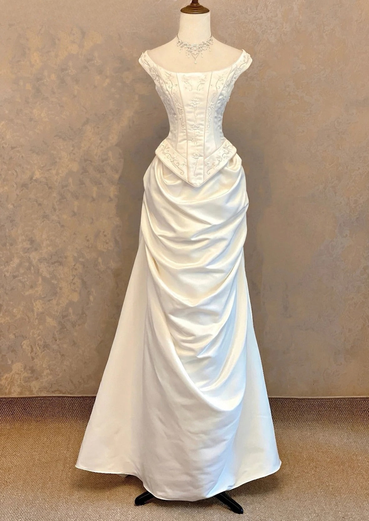 Elegant Wedding Dress Crew Neck Pleated Wedding Dress D3958