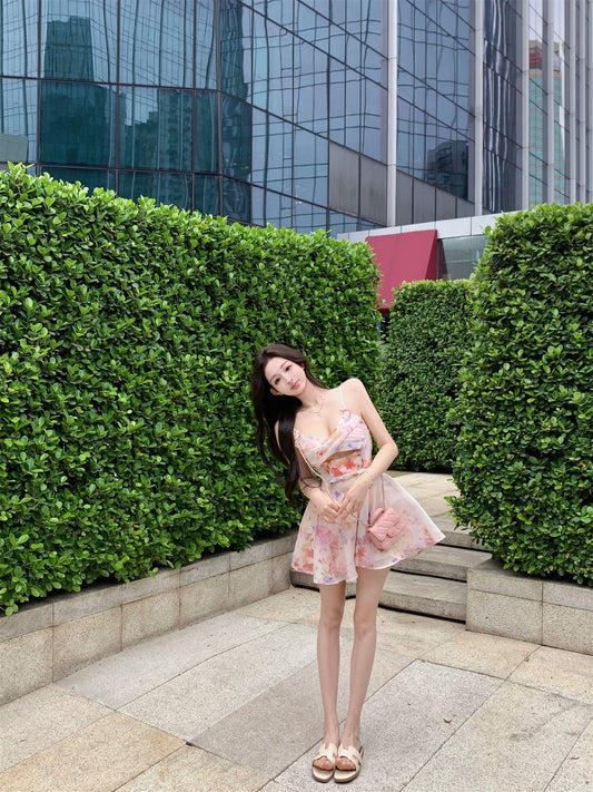 V-neck floral dress with hollow suspenders, beautiful small skirt R0586