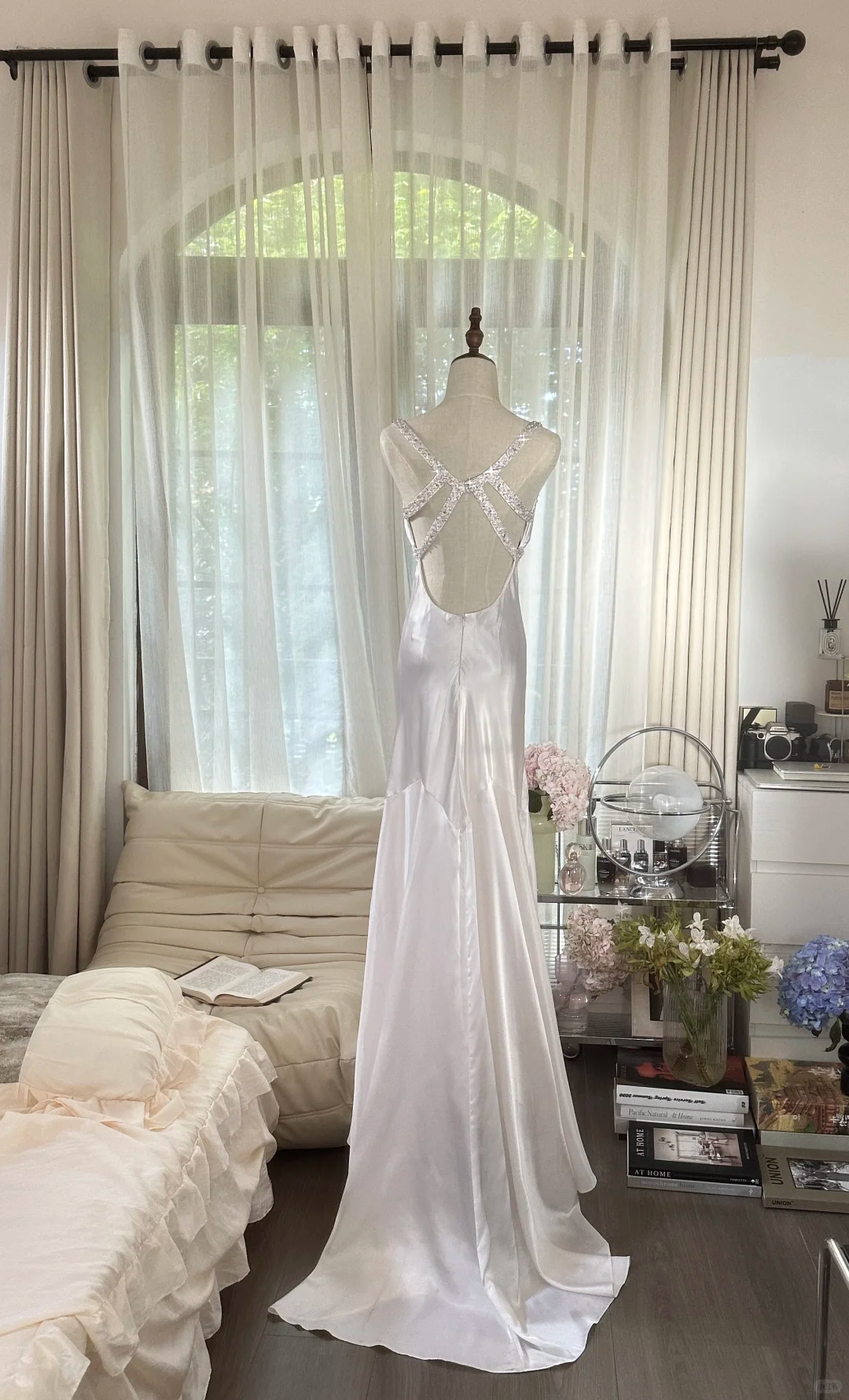 Retro White V-neck Spaghetti Strap Design Elegant Satin Evening Dress Prom Dress D1488