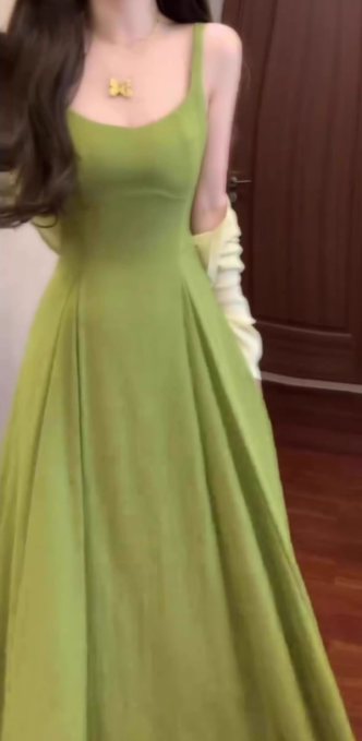 High-grade green square-neck suspender dress, gentle style, beautiful waist temperament long dress R0471