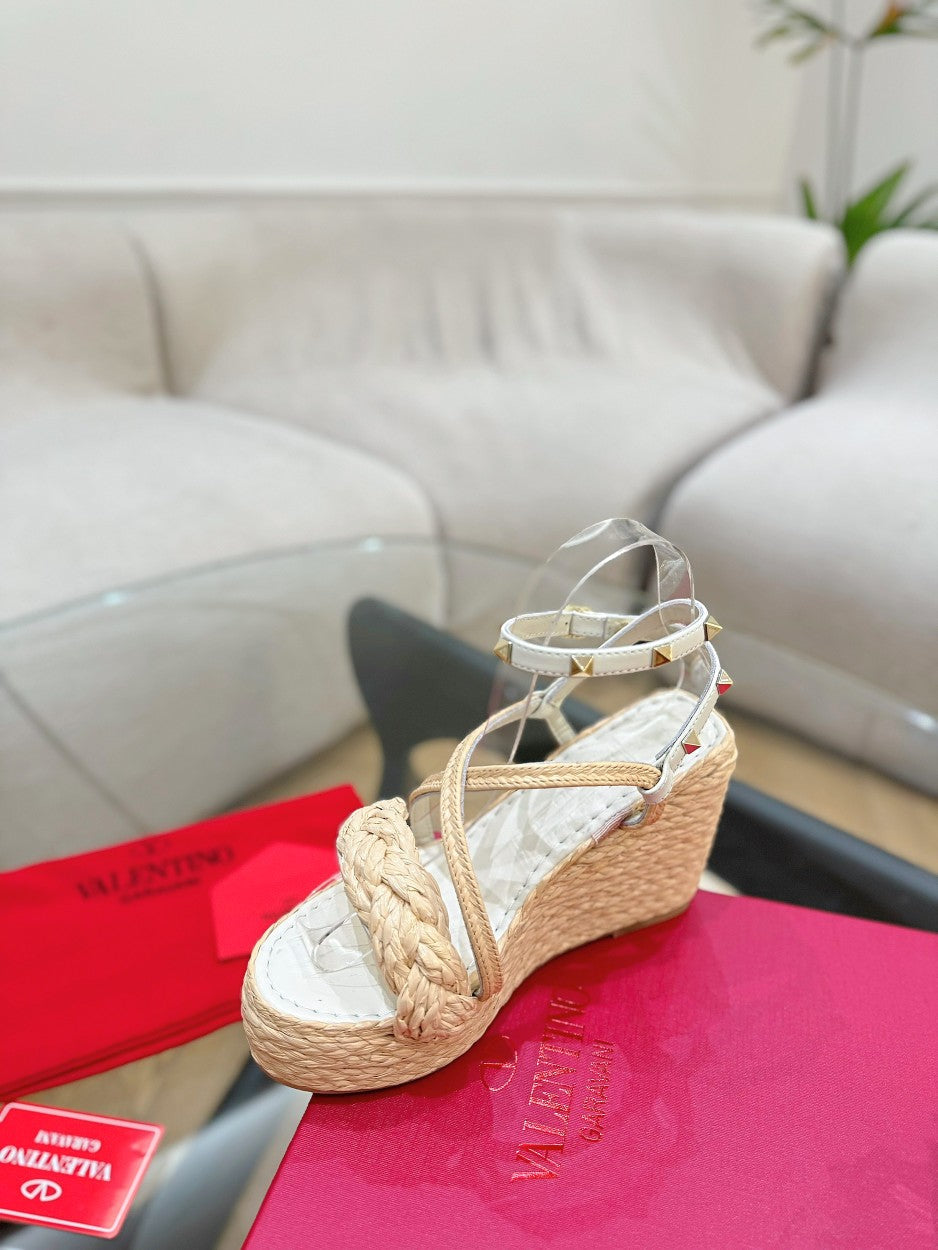 GARAVANI ROCKSTUD WEDGE SANDALS IN WHITE CALFSKIN AND BEIGE RAFFIA
