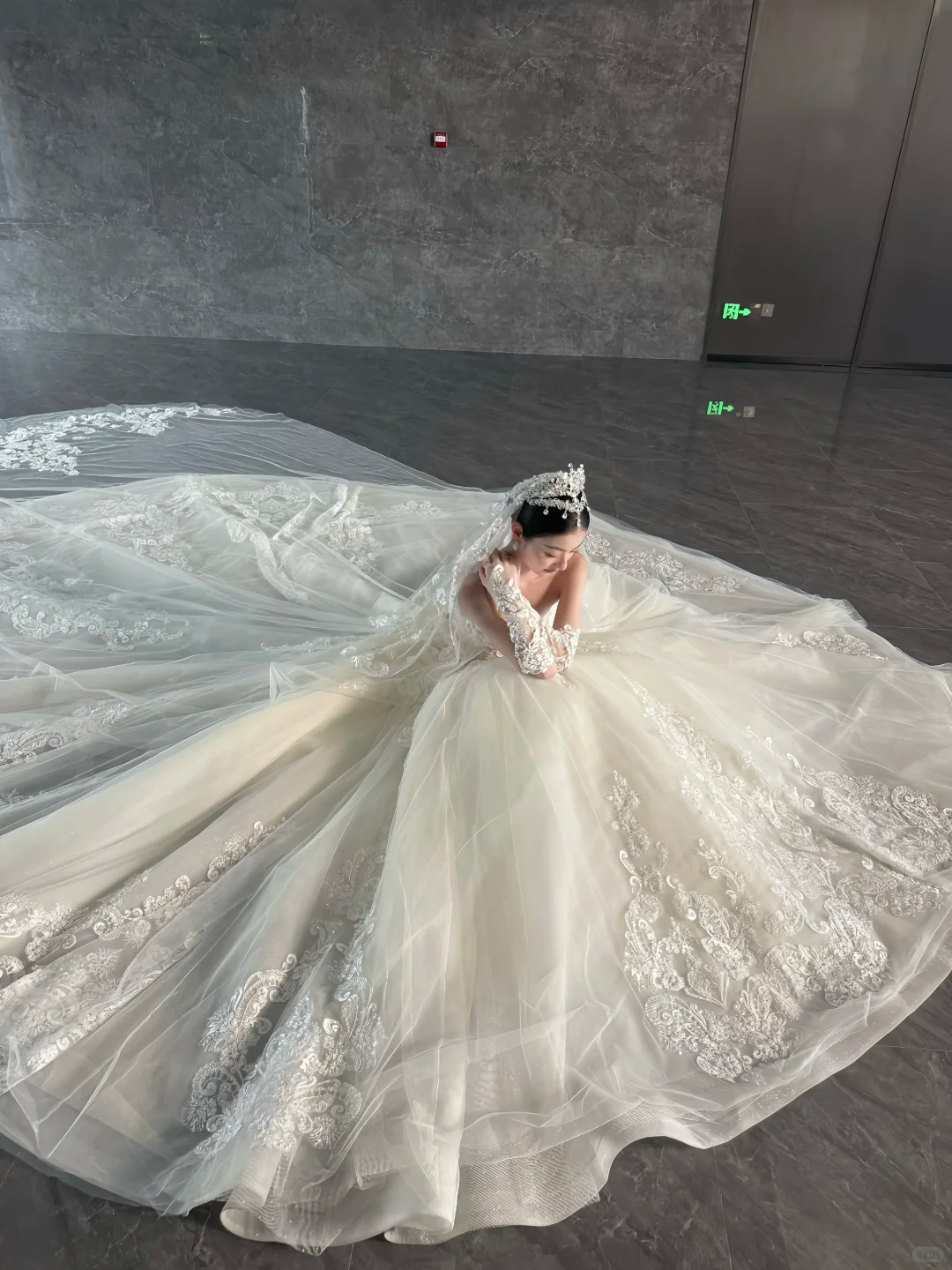 White strapless lace waist slim fit puffy skirt floor-length bridal gown R6045