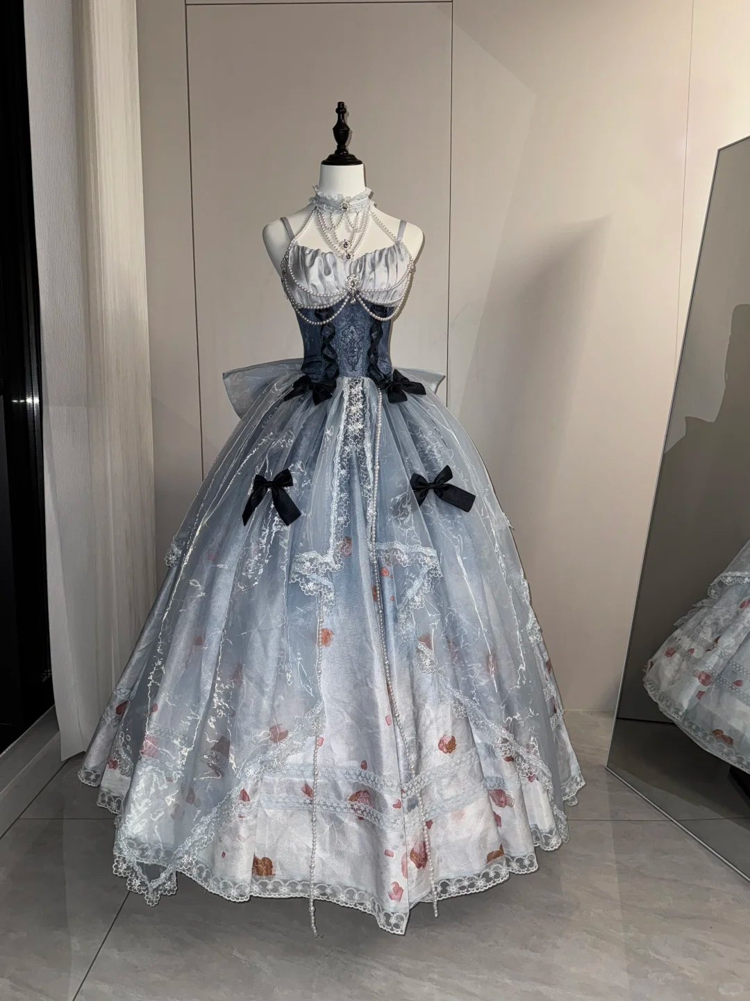 Gradient gray-blue halter-neck fitted waist slim-fit ball gown with a full skirt R8075