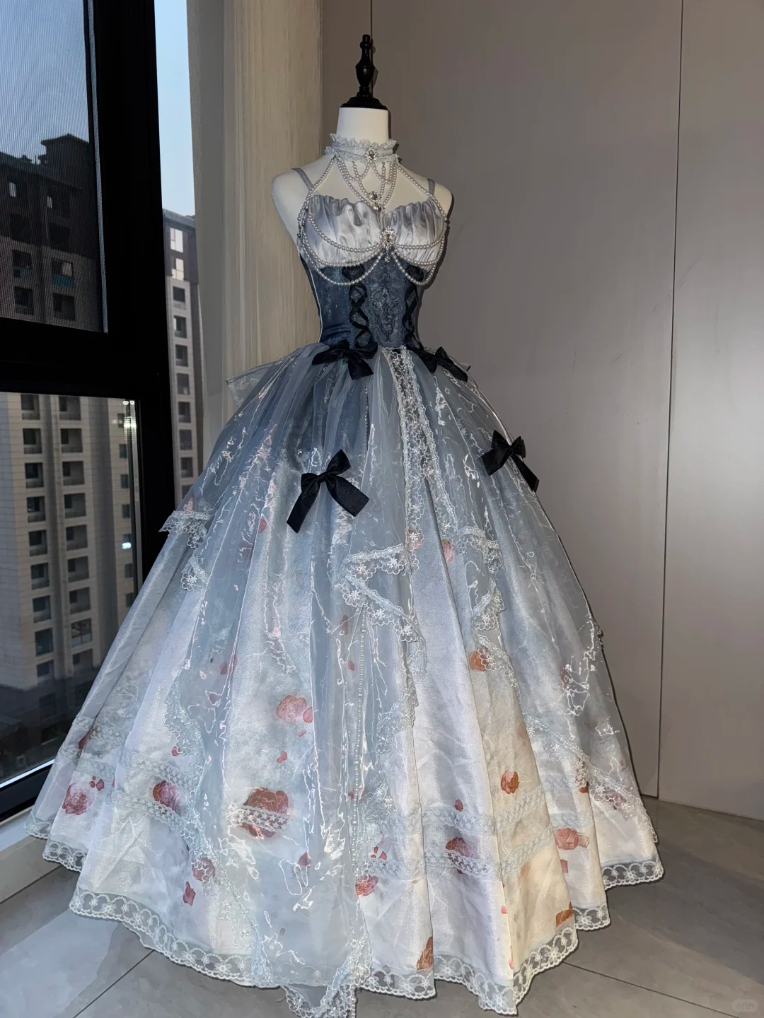 Gradient gray-blue halter-neck fitted waist slim-fit ball gown with a full skirt R8075