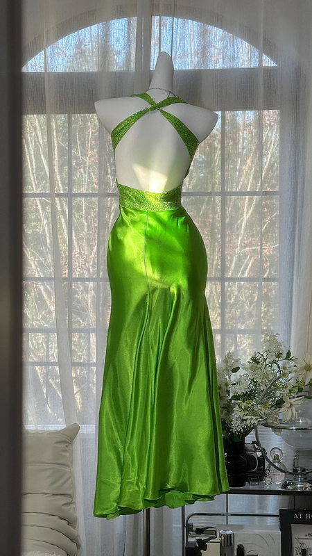 Green halter-neck, fitted waist, backless, sexy bodycon ball gown R8095