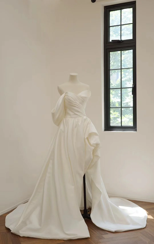 White strapless, fitted satin long ball gown/bridal dress R8537