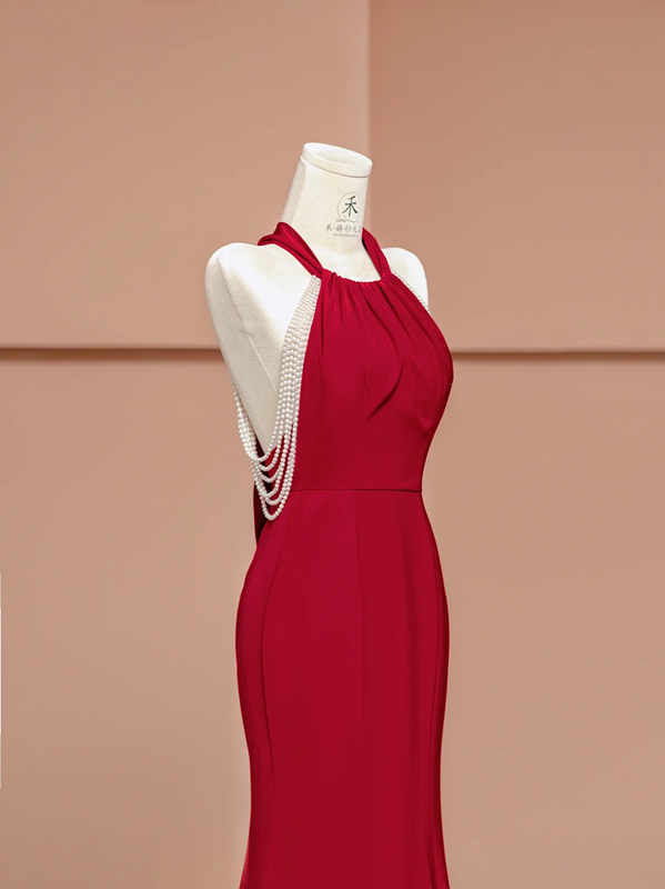 Red halter-neck, fitted waist, slimming, hip-hugging sexy long ball gown R8411