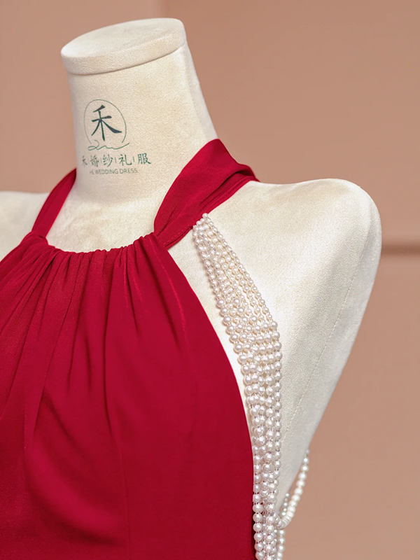Red halter-neck, fitted waist, slimming, hip-hugging sexy long ball gown R8411