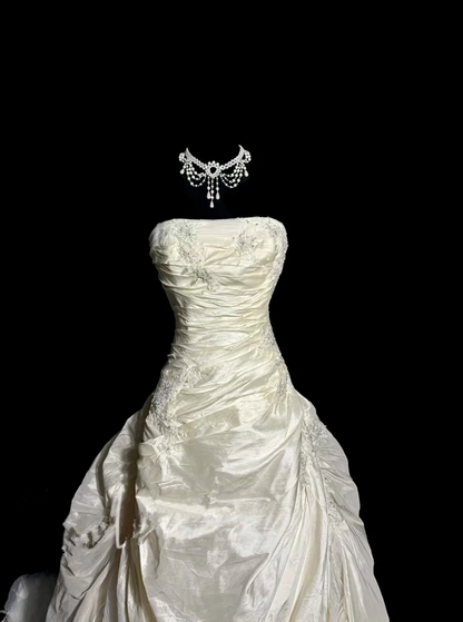 Ivory white strapless fitted waist slim-fitting ball gown with a full skirt R6666