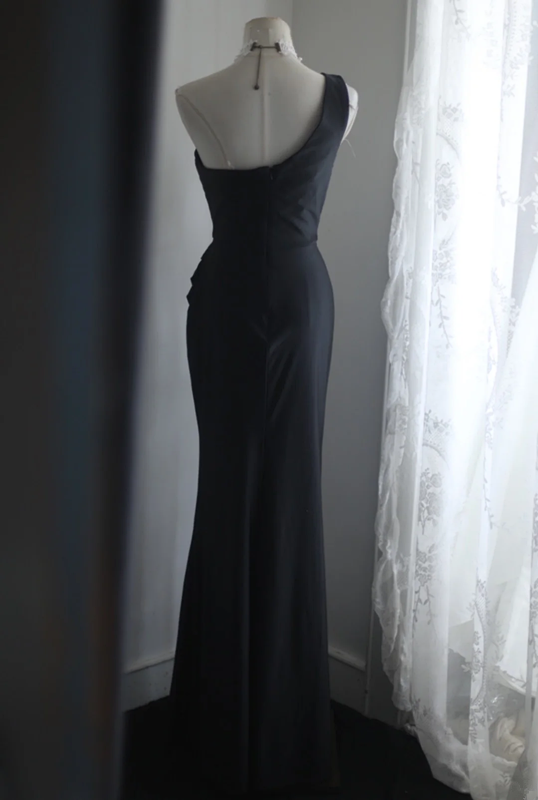 Black one-shoulder halter-neck fitted waist pleated long ball gown R6787
