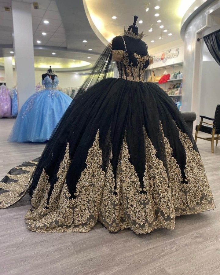 Black Gold Appliques Tulle Quinceanera Dresses With Cape Spaghetti Straps Ball Gown Sweet Sixteen Prom Party Dresses       S7165