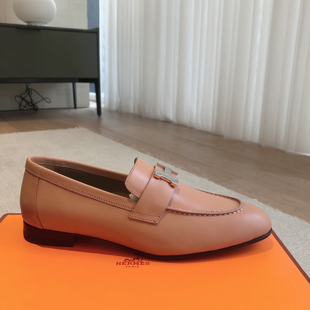 Paris Loafer Beige Perlino Calfskin With Silver Signature Buckle 509372