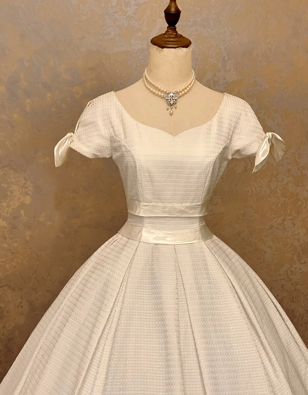 White square-neck floor-length ball gown with a cinched waist, slim fit and voluminous puffy skirt; bridal gown R7307