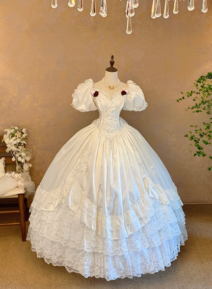 White square-neck ball gown with puff sleeves, vintage style, a cinched waist, slim fit and a voluminous puffy skirt; bridal gown R7309