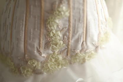 White halter neck, fitted waist, slim-fitting floral tiered skirt, mid-length ball gown R6718