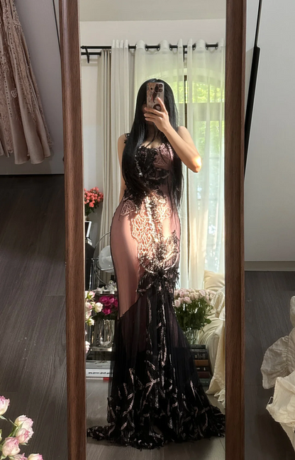 Light-colored lining, black camisole, fitted waist, sexy black stockings, long ball gown R7785