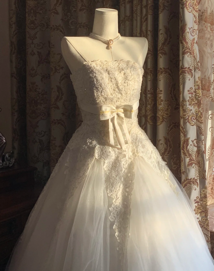 Pretty Strapless Tulle Appliques Beaded Long Wedding Dress D1720