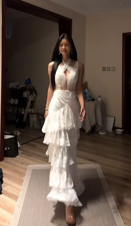 White halter neck, fitted waist, and elegant tiered skirt ball gown R8077