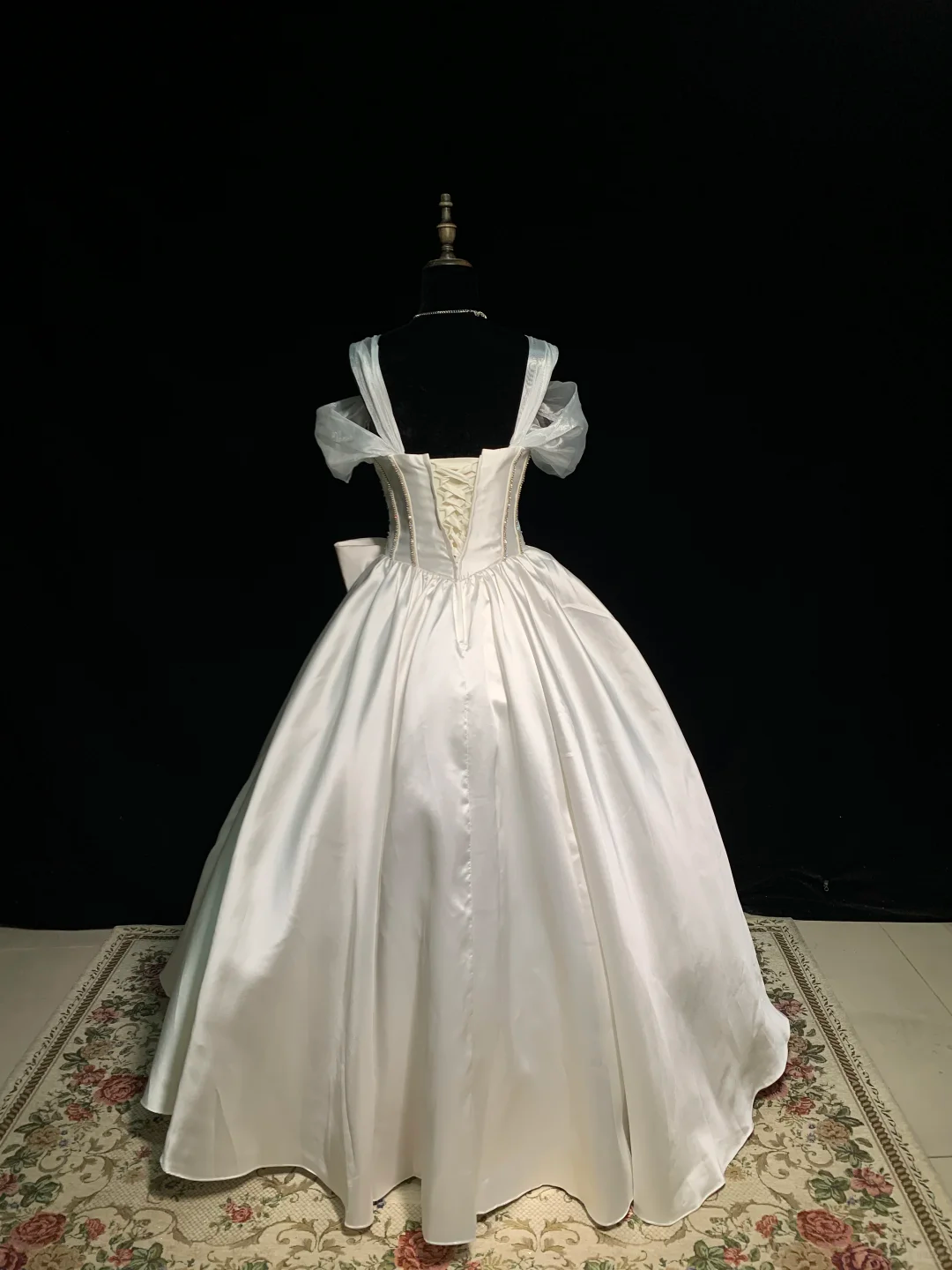 Light champagne-colored halter-neck, fitted waist, full skirt, long ball gown R8671