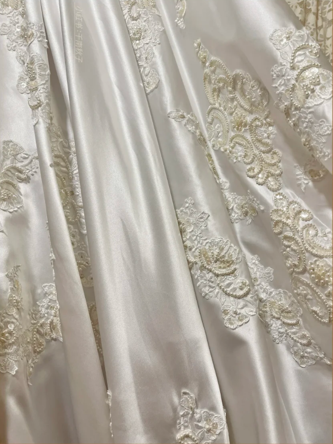 Gorgeous V Neck Satin Lace Appliques Beaded White Formal Ball Gown Long Wedding Dress Bridal Gowns