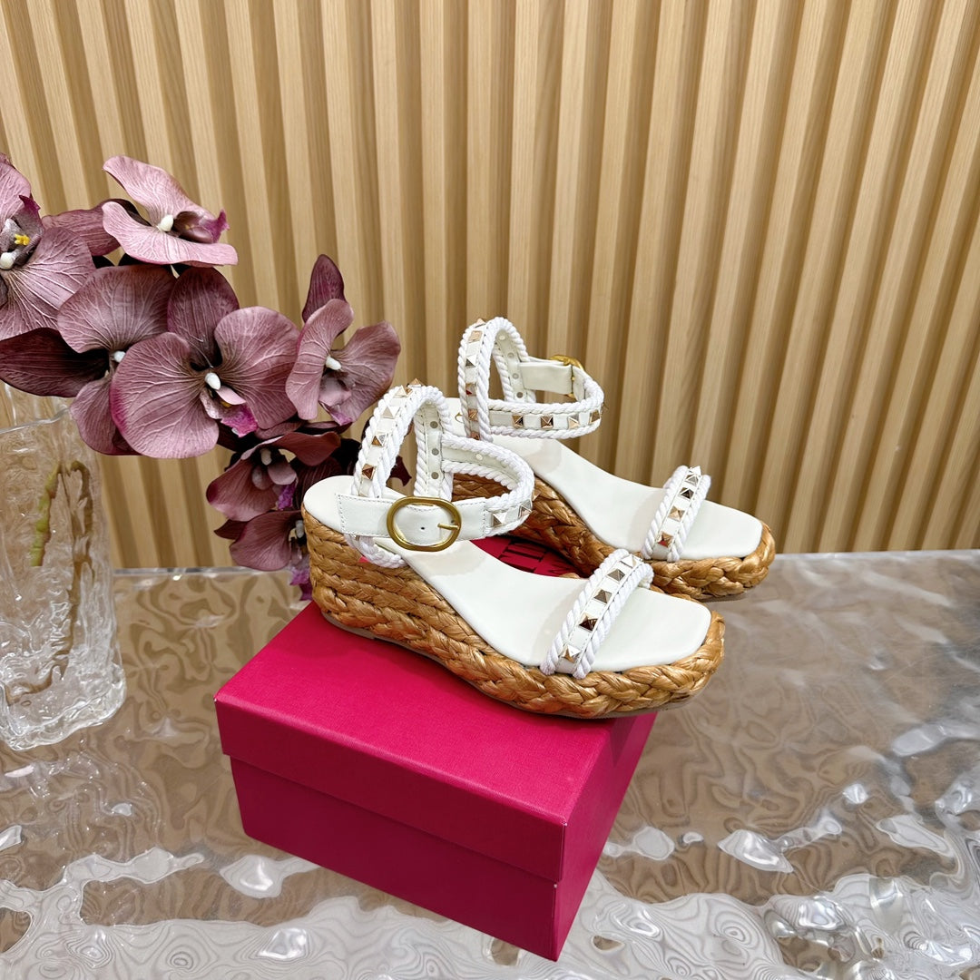 Rockstud Flatform Sandal 75mm In White Calfskin And Raffia 102854