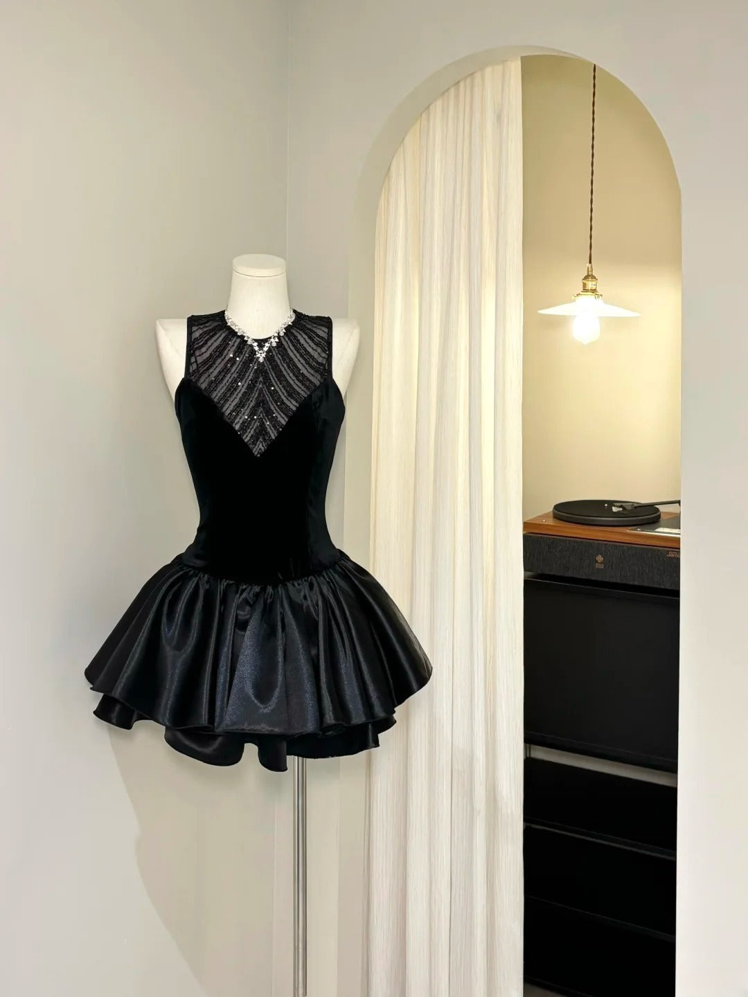 Elegant Homecoming Dress Black Crew Neck Short Prom Dress Back to School Outfits Cocktail Dress  D5436