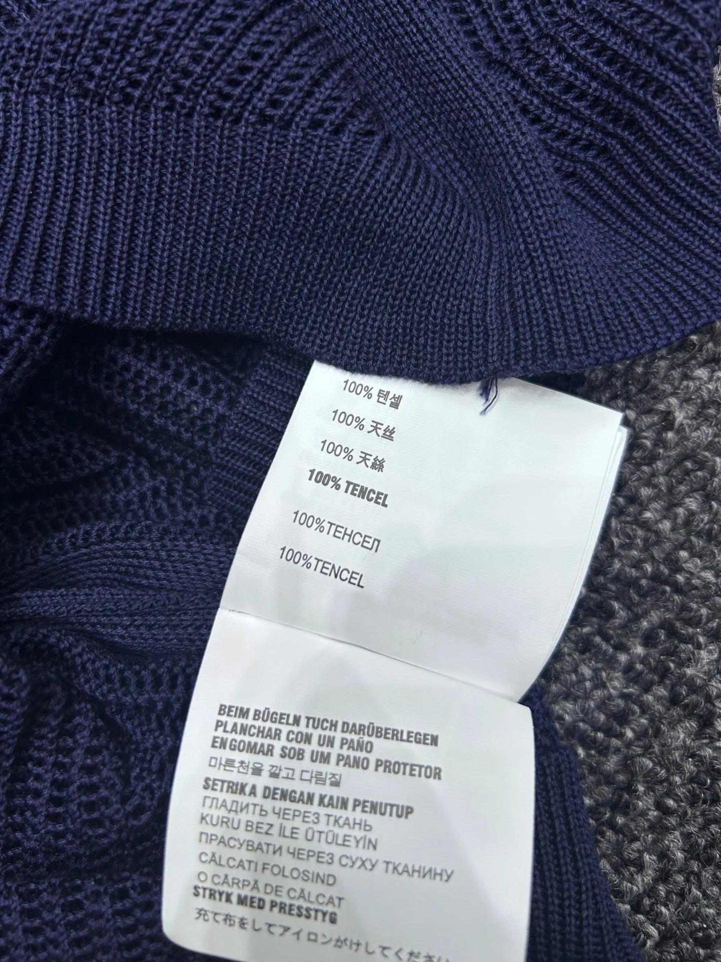 MIUMIU SLEEVELESS TOP STYLE 636