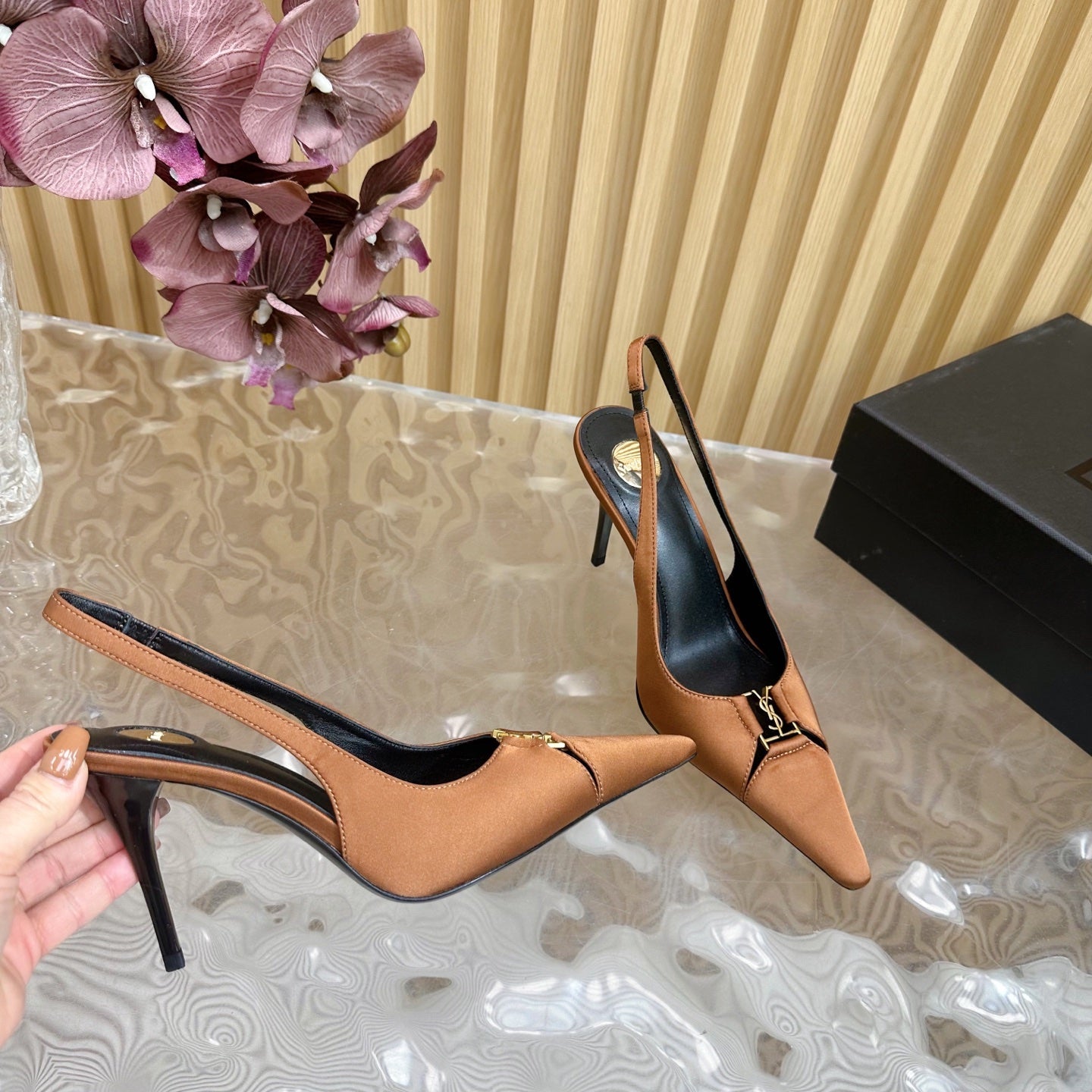BABYLONE SLINGBACK PUMPS IN RUSTIC ORANGE SILK GOLD LOGO
