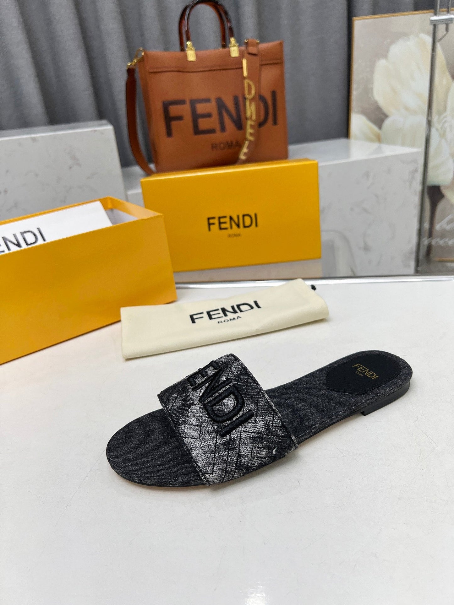 FF 5 BLACK CANVAS SLIDE