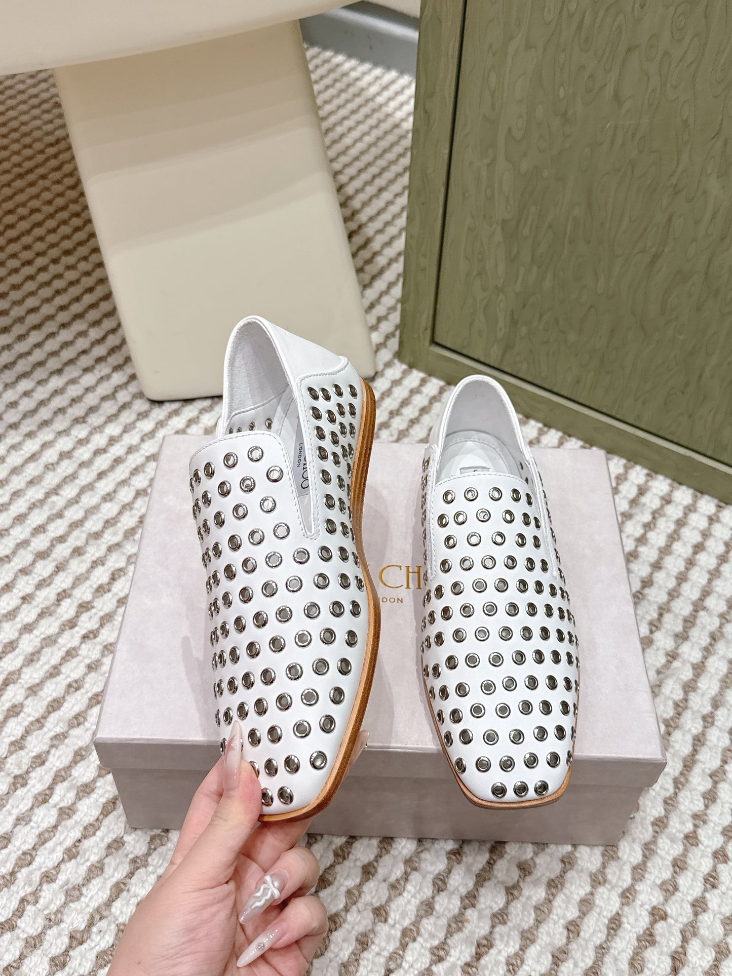 Jimmy Choo Eliot flat Slippers Metallic Eyelets White Calfskin 568493