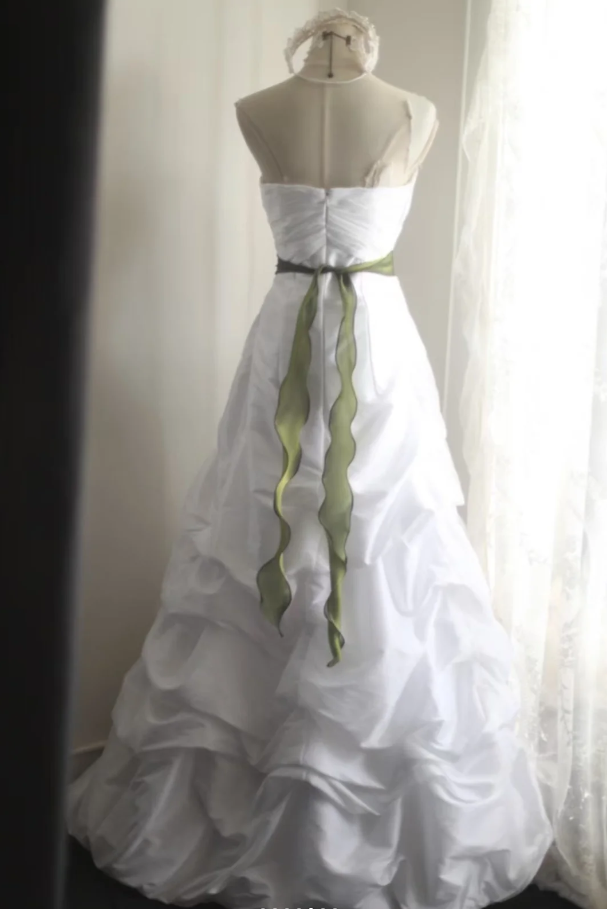 Vintage Court Princess Wedding Dress White Satin Pleated Long Bridal Dress D2317