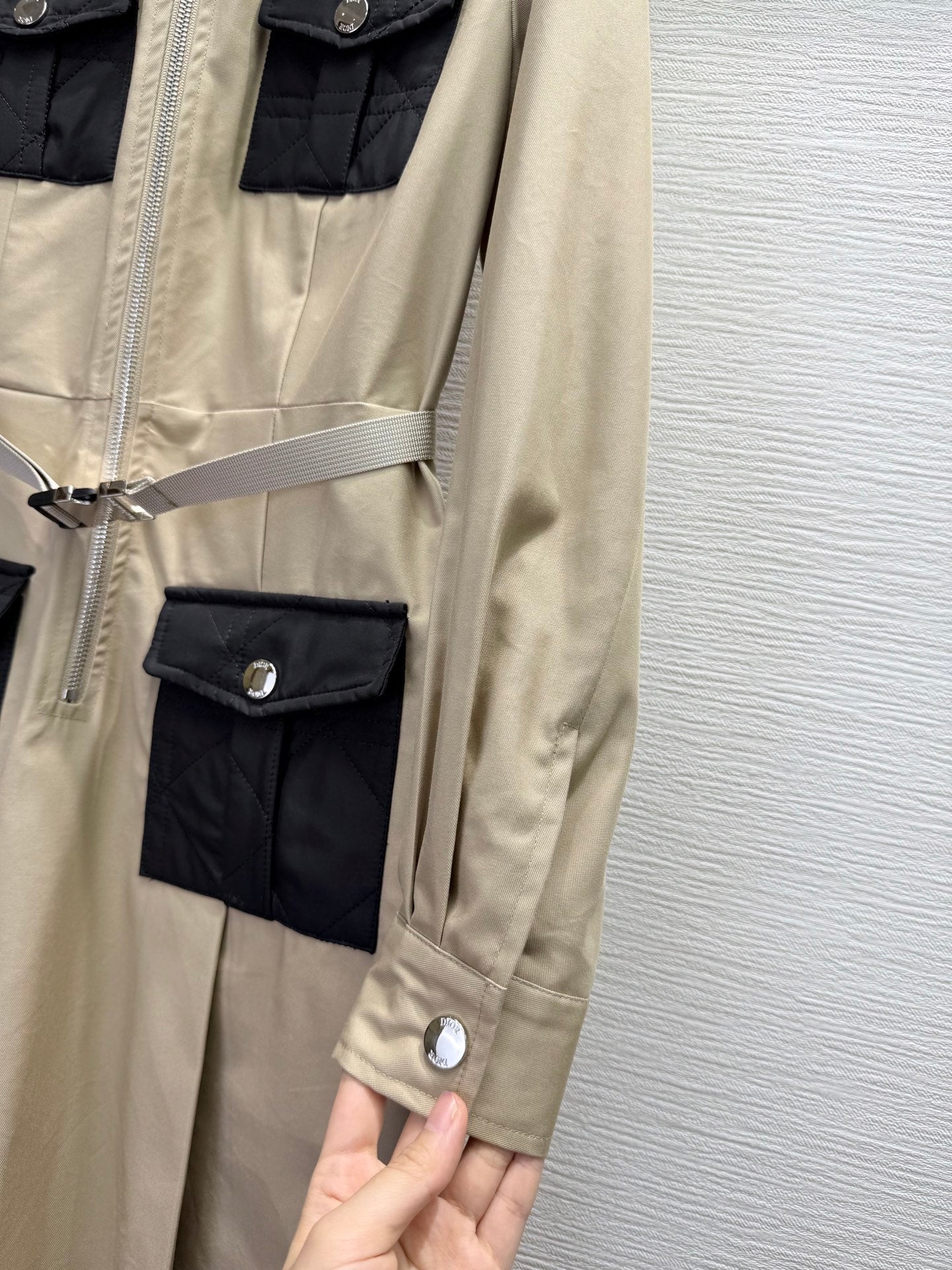 CD 25SS Lapel Middle Zipper Guilted Four Pockets Contrast Color Dress Beige Wool 304161