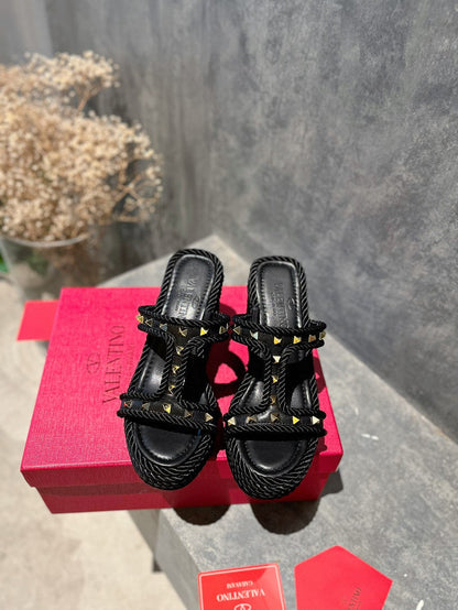 ROCKSTUD LAMINATED NAPPA WEDGE SANDAL 100 MM BLACK