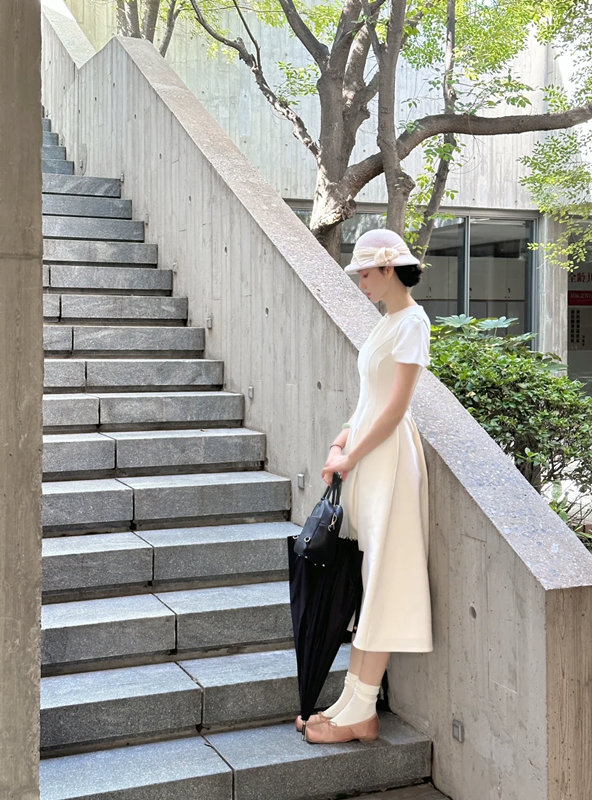 White classic and elegant, waist‑cinching, slim‑fit A‑line long ball gown R7998