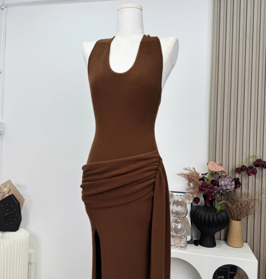 2025 Summer versatile design halter neck backless sexy pleated side slit knitted dress R0279