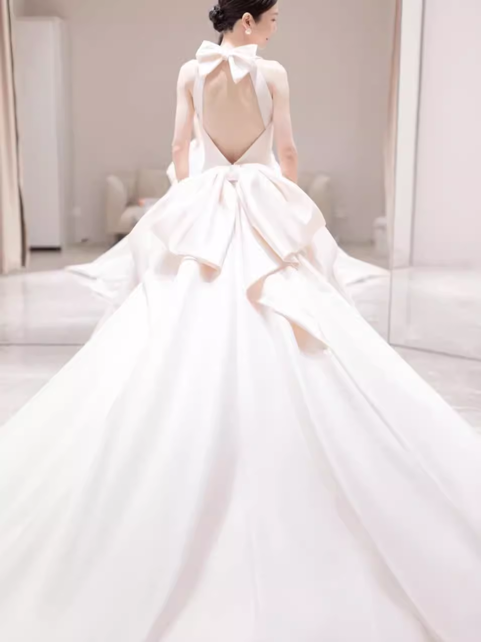 Vintage Ball Gown Scoop Neckline Backless White Long Wedding Dresses C102