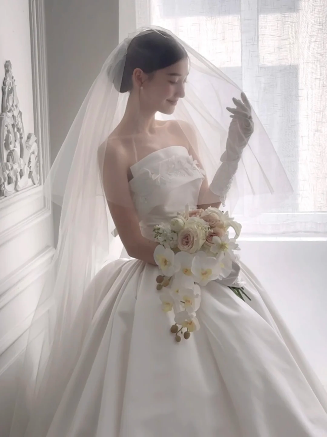 Classy Elegant Ball Gown Strapless White Satin Applique With Veil Gloves Long Wedding Dresses C3842